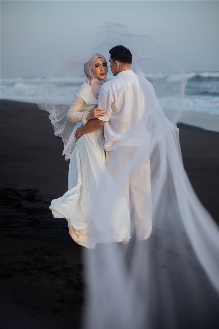 Nadira dan Widdy berpelukan di pantai