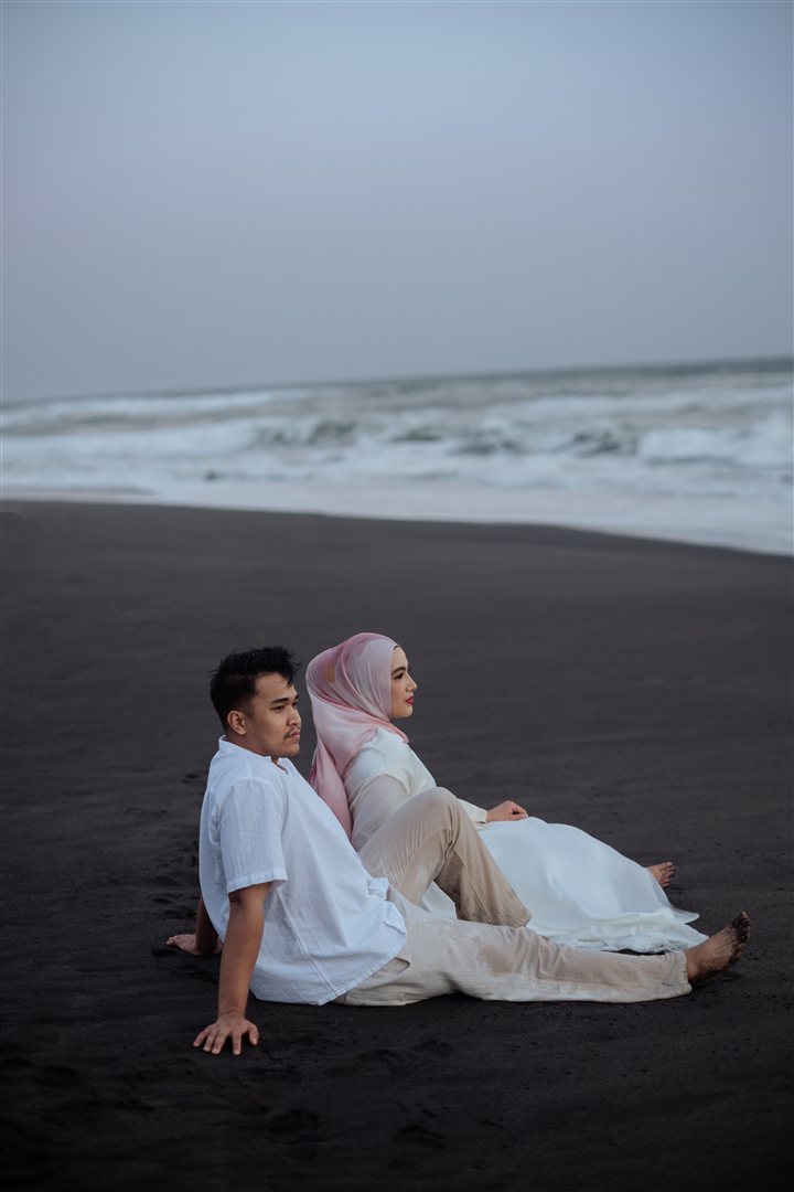 Nadira dan Widdy duduk bersama di pantai