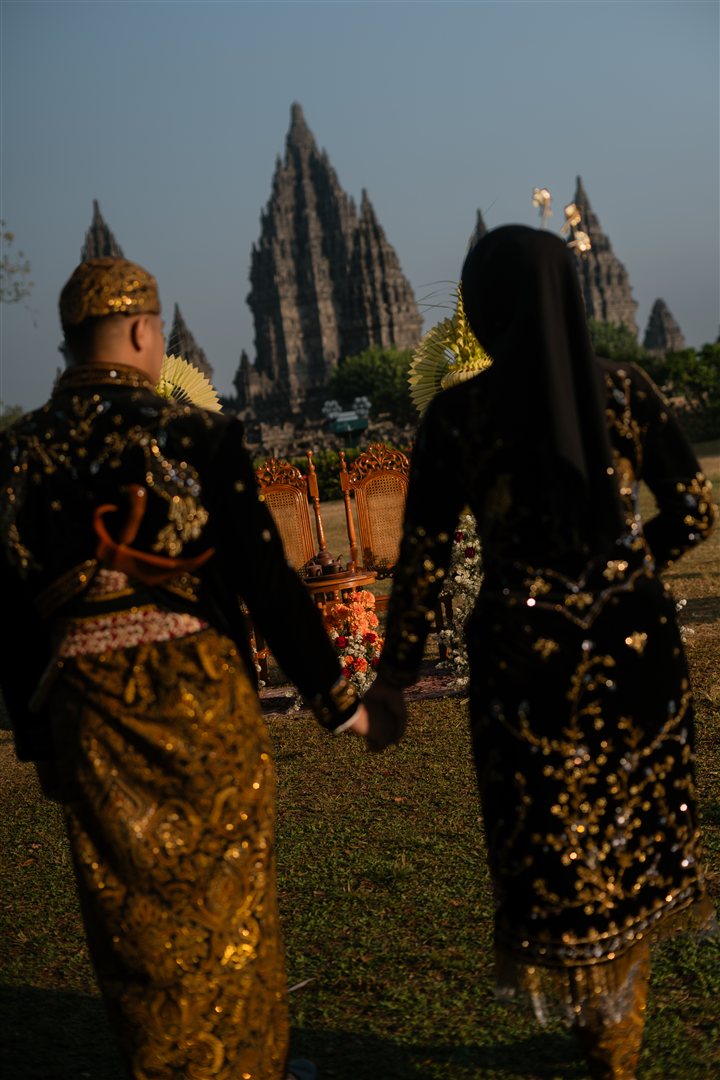 Potret Nadira dan Widdy dari belakang di Prambanan