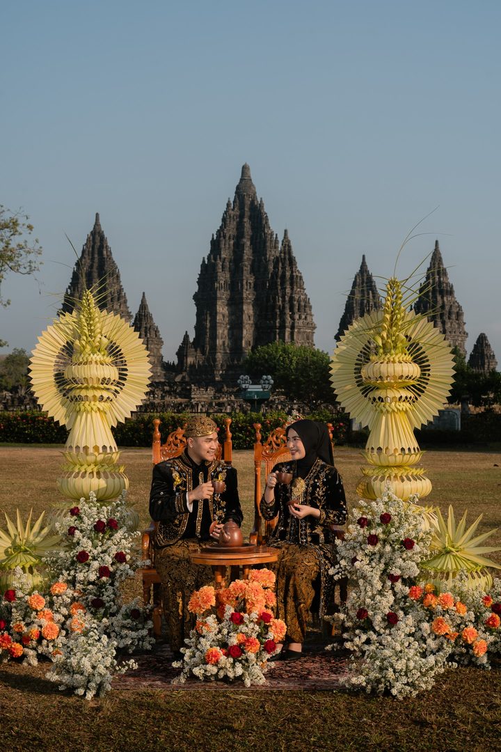 Nadira dan Widdy duduk bersama di Prambanan