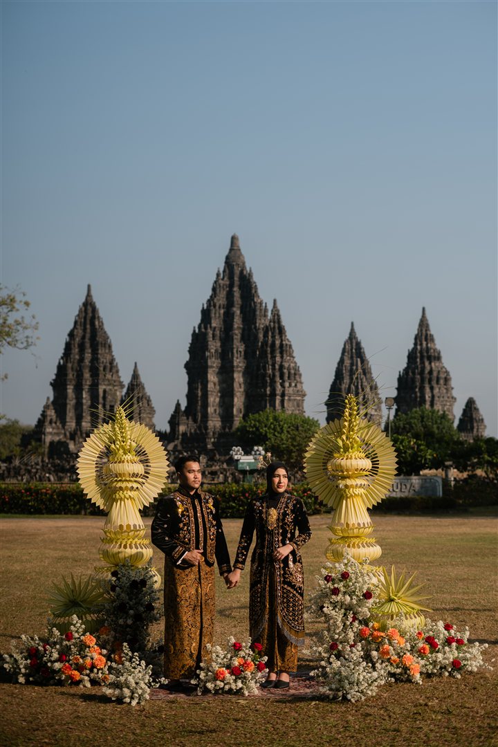 Nadira dan Widdy berdiri bersama di Prambanan