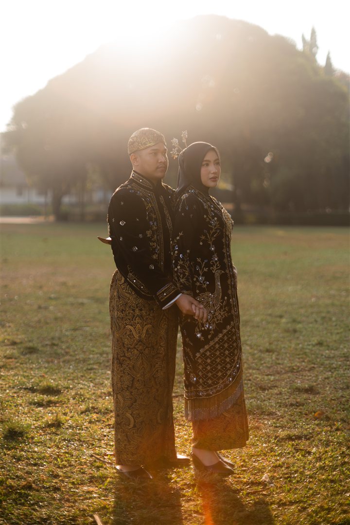 Nadira dan Widdy di bawah cahaya matahari Prambanan