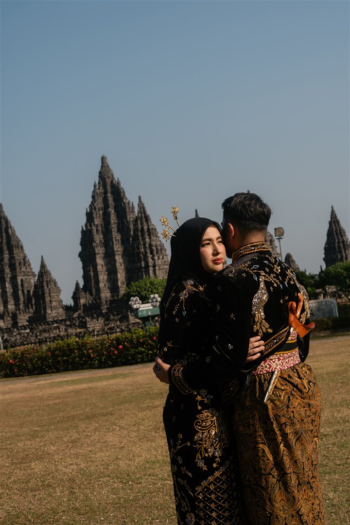 Nadira dan Widdy berpelukan di Prambanan