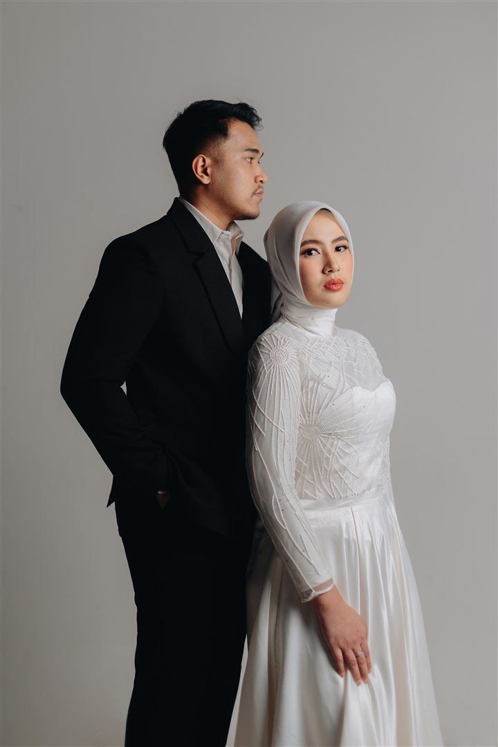 Nadira dan Widdy berdiri bersama di studio