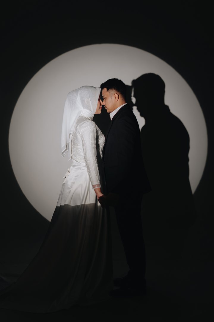Potret pasangan dengan cahaya hangat di studio