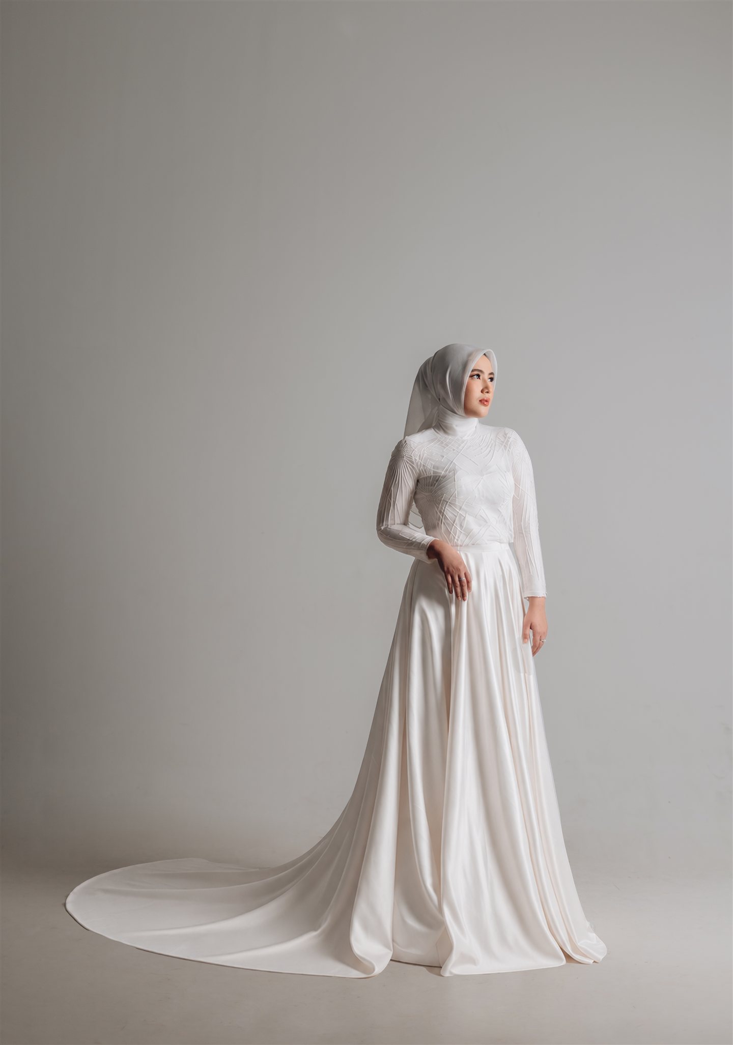Potret Nadira dalam gaun putih